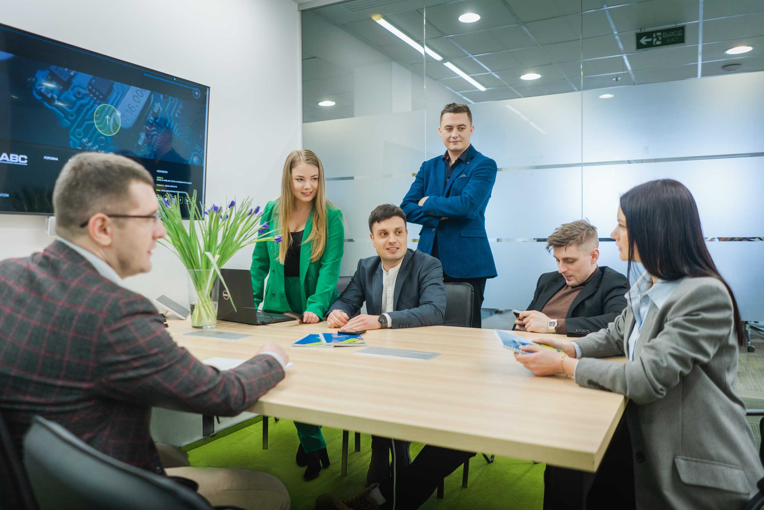 Компанія «ABC» — провідний системний інтегратор, що спеціалізується на побудові високонавантаженої IT-інфраструктури, забезпеченні технічної підтримки та інженерному супроводі проектів національного рівня.